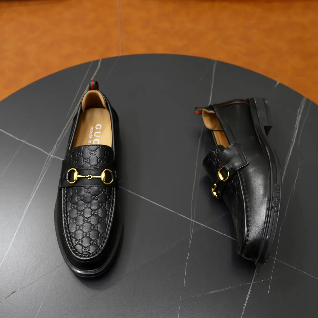 Men's shoes: 250🙅‍♂️🙅‍♂️🙅‍♂️Niuli Brand: GUCCI Size: 38-44 (45 can be customized) Level: Counter classic Material: Original soft cowhide upper Comfortable cowhide lining Original lightweight outsole Style category: Business casual footwear Driving leather shoes Color: Actual picture color